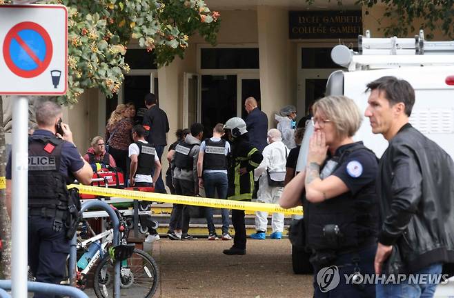 지난 13일(현지시간) 칼부림 발생한 프랑스 북부 아라스의 한 고등학교에 과학수사대 소속 경찰들이 출동한 모습. 
[AFP 연합뉴스 자료사진]