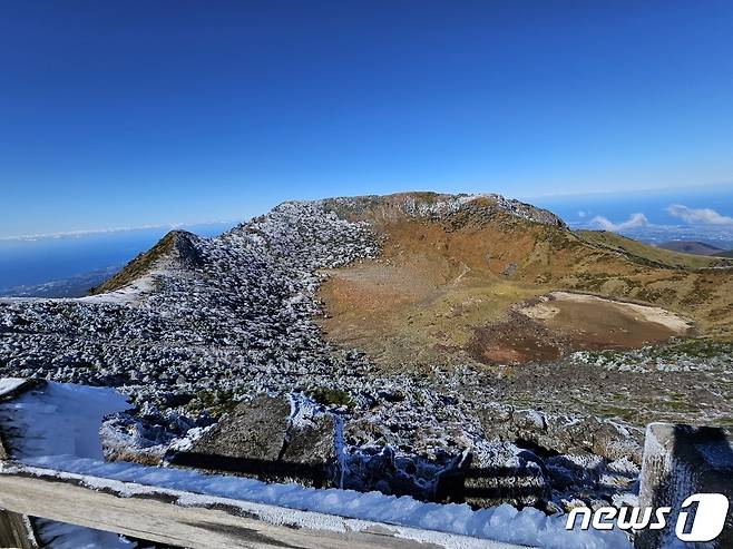 21일 제주 한라산 백록담에 올 가을 첫 상고대가 관측됐다.(한라산국립공원관리소 제공)/뉴스1