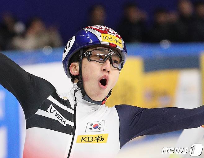 대한민국 쇼트트랙 대표팀 박지원이 12일 오후 서울 양천구 목동아이스링크에서 열린 ISU 세계 쇼트트랙 선수권대회 2023 남자 1000미터 결승에서 1위로 결승선을 통과한 후 세리머니를 하고 있다. 2023.3.12/뉴스1 ⓒ News1 신웅수 기자