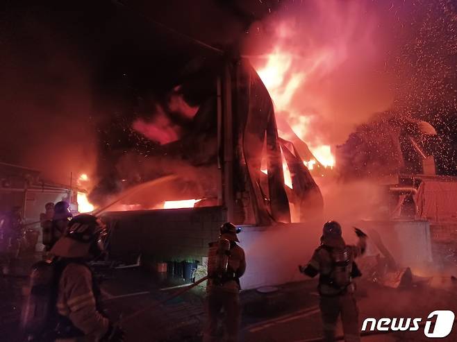 21일 오전 2시55분께 경기 부천시 춘의동 한 오토바이 보관창고에서 불이 났다는 신고가 119로 접수돼 소방당국이 진화작업을 벌이고 있다.(부천소방서 제공)2023.10.21/뉴스1