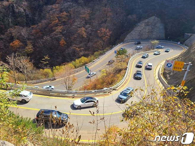 21일 강원 인제군 북면 한계령 일대에 주말을 맞아 가을 단풍을 보기 위한 나들이객들의 차들이 줄지어 이동하고 있다. (인제군 제공) 2023.10.21/뉴스1