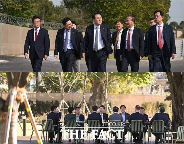 윤석열 대통령이 연일 참모들에게 '소통 강화'를 주문하고 있다. 16일 서울 용산 대통령실 청사 인근 용산어린이정원 내 분수정원에서 수석비서관회의를 주재하는 모습. 18일 서울 용산어린이정원에서 김기현 국민의힘 대표 등 당 지도부와 산책하고 있는 모습. /대통령실 제공