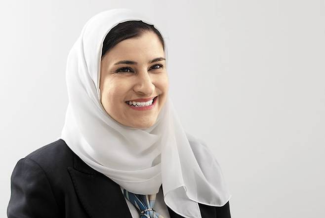 19일 경기도 성남 서울공항에서 만난 사라 알 아미리 아랍에미리트 첨단과학기술부 장관은 “2021년 화성 탐사선이 궤도 진입에 성공한 것을 확인했을 때 안도의 눈물이 살짝 났다”며 “그동안 어깨에 얹어진 짐이 너무 무거웠다”고 했다. 그는 2020년부터 UAE 우주청장을 겸하고 있다. /고운호 기자