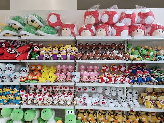닌텐도 캐릭터들을 활용한 인형들이 진열돼 있다./김송이 기자