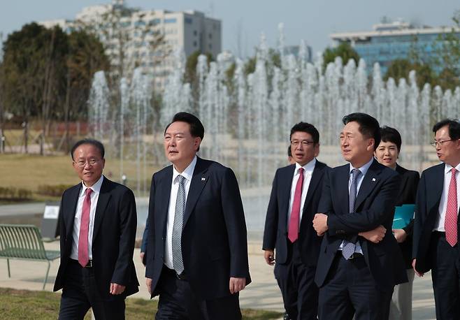 윤석열 대통령과 국민의힘 김기현 대표와 윤재옥 원내대표, 이만희 신임 사무총장, 유의동 신임 정책위의장 등 `당 4역‘이 18일 용산 대통령실에서 오찬을 한 뒤 용산 어린이정원을 산책하고 있다. 대통령실제공