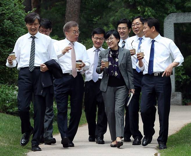 2017년 5월  문재인 대통령이 수석비서관들과 오찬을 한 뒤 청와대 소공원을 거닐며 대화를 나누고 있다.  동아일보DB