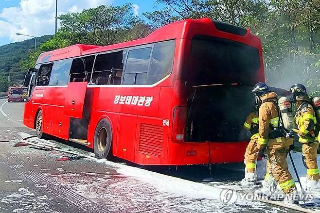 고속도로 달리던 관광버스서 화재 (무안=연합뉴스) 20일 오후 전남 무안군 서해안고속도로 죽림 나들목 인근을 주행 중이던 버스에서 불이 나 소방 당국이 진화작업을 하고 있다. 2023.10.20 [전남 무안소방서 제공. 재판매 및 DB 금지] daum@yna.co.kr (끝)