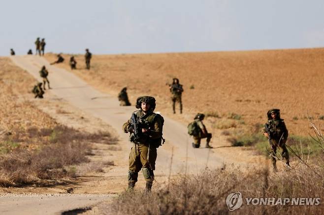 가자지구 국경 인근 정찰하는 이스라엘군. 사진=연합뉴스