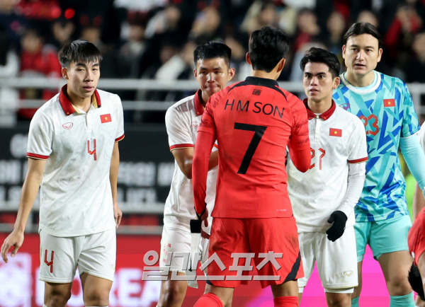 위르겐 클린스만 감독이 이끄는 대한민국 축구대표팀이 17일 오후 수원월드컵경기장에서 베트남 대표팀과 평가전을 펼쳤다. 손흥민 경기를 마치고 베트남 선수들과 악수하고있다. 수원=정시종 기자 capa@edaily.co.kr /2023.10.17.