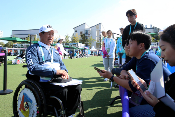 21일 2022 항저우 장애인아시안게임 론볼 조별리그 첫 경기 승리 후 인터뷰에 나선 이우명 감독. 대한장애인체육회 제공