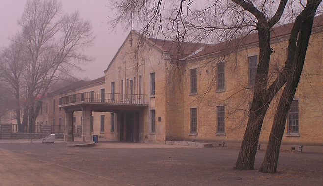 소설 주인공 아케미 기리노 박사는 1940년의 731부대를 첫 번째 ‘시간 여행’ 장소로 선택합니다. 사진은 1940년대 일본 제국 731부대가 실제 사용했던 본부 건물. 지금도 하얼빈시에 남아 있습니다. 2008년 촬영된 사진입니다. [松岡明芳·Wikimedia Commons]