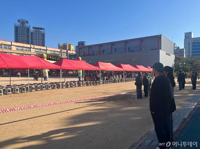 20일 오전 서울 동작구 사당동 남사초등학교. 이곳에서는 이날 4년만의 보호자와 아이들이 함께 즐기는 '가을운동회'가 열렸다. 사진은 보호자들의 관중석 앞에 안전선이 설치된 모습./사진=이승주 기자