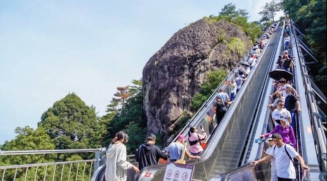 중국 톈위산에서 방문객들이 에스컬레이터를 타고 이동하고 있다.