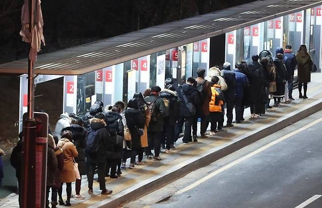 2019년 1월 경기도 화성시 동탄1신도시의 한 버스정류장에 출근길 시민이 서울로 가는 버스를 타기 위해 길게 줄을 서 있다. [연합]