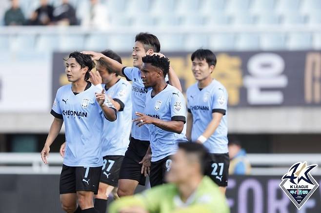 [서울=뉴시스] 프로축구 K리그2 천안시티 선수단. (사진=한국프로축구연맹 제공) *재판매 및 DB 금지