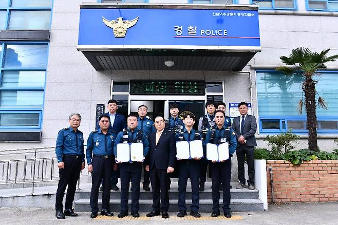 김영규 여수시의장이 여수 중앙파출소를 찾아 마래터널 화재에 신속 대응한 경찰들을 격려하고 있다. 여수시의회 제공