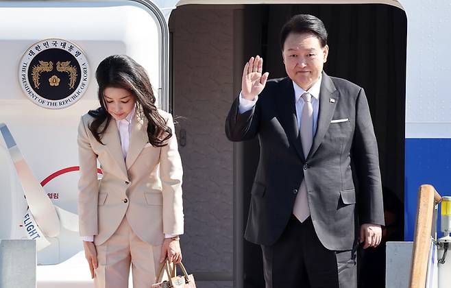 4박 6일 일정으로 사우디아라비아와 카타르를 국빈 방문하는 윤석열 대통령과 김건희 여사가 21일 경기 성남시 서울공항을 통해 출국하고 있다. 뉴스1