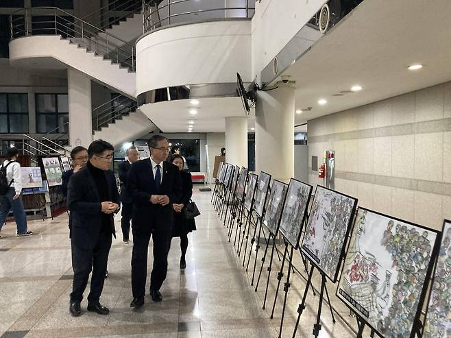 '윤동주와 시간거미줄, 북한인권을 노래하다'를 관람한 문승현 통일부 차관 [통일부 제공. 재판매 및 DB 금지]