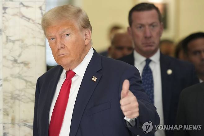 엄지 들어올리는 '사기대출 의혹' 트럼프 (뉴욕 AP=연합뉴스) 도널드 트럼프 전 미국 대통령이 3일(현지시간) 자신의 사기대출 의혹 재판이 열리는 뉴욕주 법원에서 엄지를 들어보이고 있다. 앞서 레티샤 제임스 뉴욕주 법무장관 겸 검찰총장은 트럼프 전 대통령 측이 은행 대출 등을 쉽게 받기 위해 10년 이상 뉴욕의 저택과 최고급 아파트 등 다수의 자산 가치를 22억 달러(3조원)가량 부풀려 보고했다며 뉴욕주 법원에 민사소송을 제기했다. 2023.10.04 clynnkim@yna.co.kr