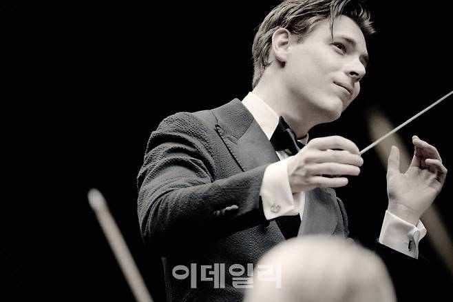 지휘자 클라우스 메켈레. (사진=빈체로)