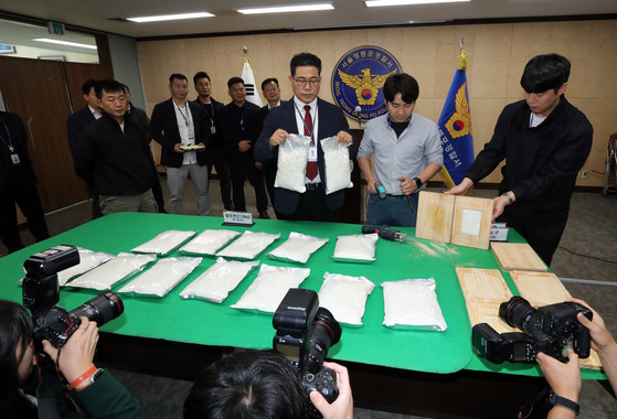 국제연합 범죄조직이 국내로 밀반입한 필로폰 가운데 일부. 경찰은 마약을 밀반입하는 과정에서 인천 세관 직원 4명이 공모한 정황을 확인하고 이들을 입건했다 〈사진=연합뉴스〉