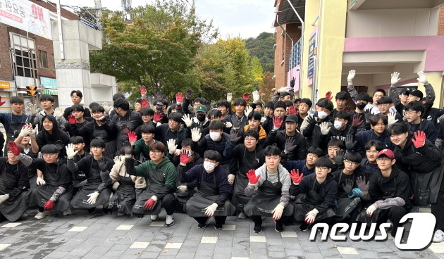 전주고등학교 재학생 80명이 지난 21일 전북 전주시 완산동에 거주하는 소외계층에게 연탄과 함께 화장지를 전달했다.(전주고 제공)/뉴스1