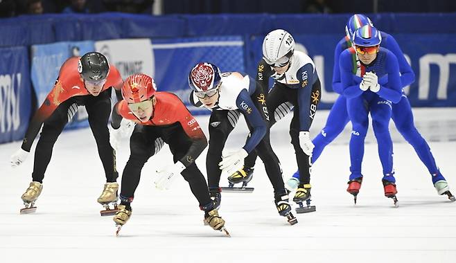 중국의 린샤오쥔이 2000m 혼성계주 파이널A에서 1위를 달리고 있다. 몬트리올|AP 연합뉴스