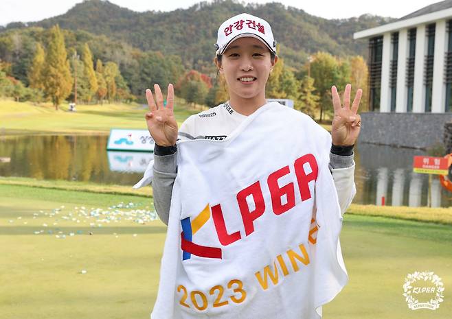 우승 포즈 임진희. 사진제공=KLPGA