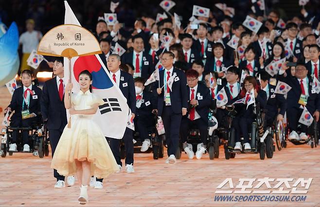 22일 열린 항저우장애인아시안게임 개막식에 한국선수단이 입장하고 있다. 항정우공동취재단