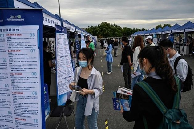 중국 베이징에서 열린 취업박람회에 참가한 청년들. ⓒ AFP/연합뉴스
