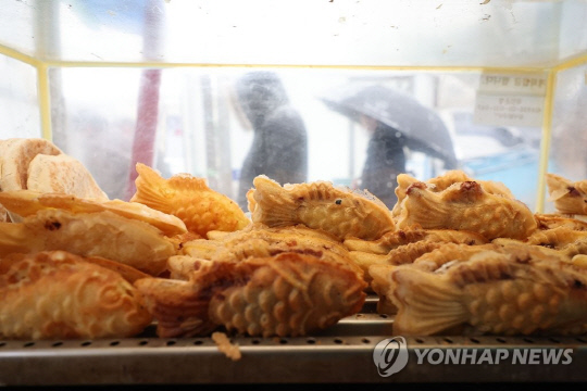 서울 남대문시장 인근 도로에서 한 상인이 붕어빵을 팔고 있다. [연합뉴스]