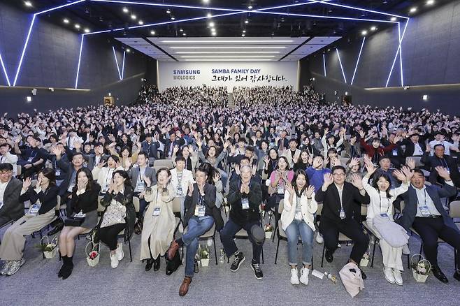 삼성바이오로직스가 지난 21일 인천 송도 본사에서 진행한 임직원 부모초청행사에서 참석자들이 기념사진 촬영을 하고 있다. 삼성바이오로직스 제공