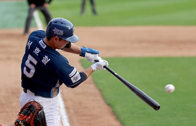 10월 22일 오후 인천 SSG랜더스필드에서 열린 프로야구 '2023 신한은행 SOL KBO 포스트시즌' 준플레이오프 1차전 SSG 랜더스와 NC 다이노스의 경기, 9회초 2사 2루 상황에서 NC 서호철이 1타점 안타를 치고 있다. (사진 = 뉴스1)