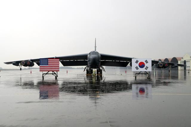 19일 미 전략폭격기 B-52H '스트래포트리스'가 청주 공군기지에 착륙해 있다. 국방부 제공