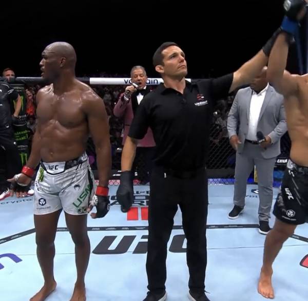 우스만(왼쪽)이 치마예프의 승리가 확정되자, 이해하기 어렵다는 표정을 짓고 있다. 사진=UFC SNS