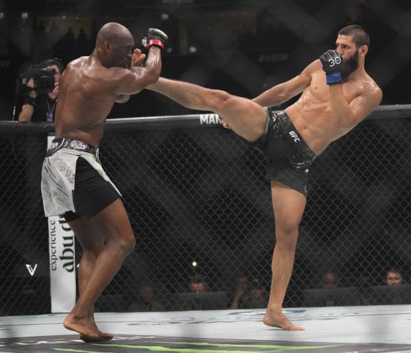 치마예프(오른쪽)가 우스만을 꺾고 13승 무패를 달렸다. 사진=AP 연합뉴스