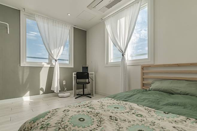 바다가 보이는 워케이션 숙소. 일을 하다 창밖을 보면 논짓물과 바다를 볼 수 있다. 박영미 대표 제공