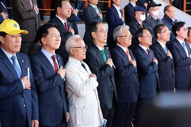 한덕수 국무총리와 김기현 국민의힘 대표를 비롯한 내빈들이 22일 서울 용산 효창운동장에서 열린 제41회 대통령기 이북도민 체육대회 개회식에서 국기에 경례하고 있다./사진=최혁 기자