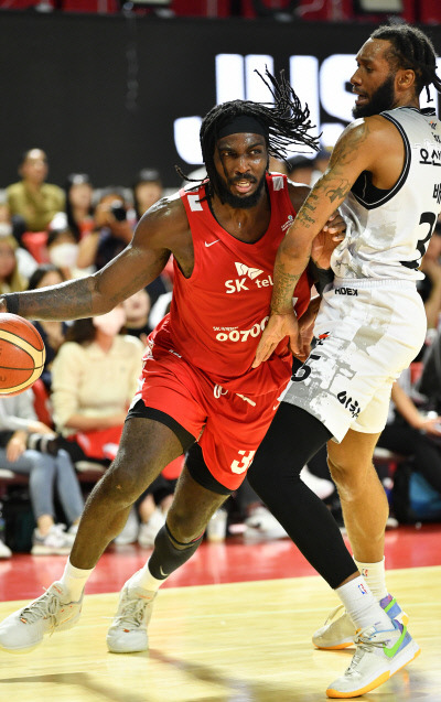 서울 SK의 자밀 워니가 22일 수원 KT와의 KBL 1라운드 2차전 홈 경기에서 패리스 배스를 상대로 돌파를 시도하고 있다. KBL 제공