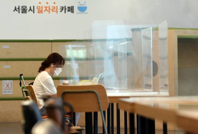 한 20대 여성이 서울 중구 서울시청년일자리센터에 마련된 ‘일자리 카페’에서 취업 공부를 하고 있다. 최현규 기자