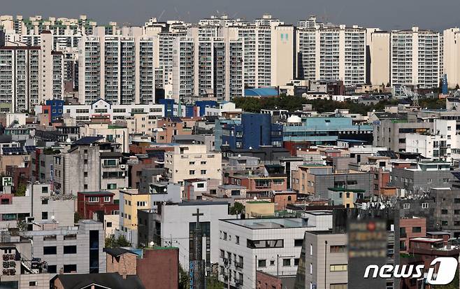 (서울=뉴스1) 구윤성 기자 = 시세 2억4000만원 이하의 집을 소유했다면 청약 시 무주택으로 간주한다. 공동주택용지 전매제한이 한시적으로 완화되며 신탁사의 사업시행자 지정을 위한 요건이 4분의 3이상의 주민동의만 있어도 되도록 완화된다.  국토교통부는 ‘9.26 주택공급 활성화 방안’의 후속조치 위축된 주택공급을 신속히 정상화하고 민간의 주택사업 여건 개선을 위한 주요 8개 법령·훈령을 17일부터 입법·행정 예고한다고 밝혔다.  사진은 이날 서울 송파구의 한 다세대주택 밀집 지역. 2023.10.17/뉴스1  Copyright (C) 뉴스1. All rights reserved. 무단 전재 및 재배포,  AI학습 이용 금지.