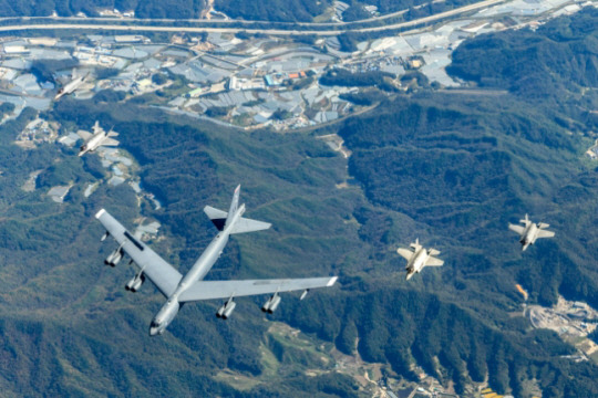 미군 전략폭격기 B-52H와 한국 공군 F-35A 전투기들이 17일 한·미 연합공중훈련을 실시하고 있다. B-52H는 서울 국제 항공우주 및 방위산업 전시회(ADEX·아덱스) 개막식 현장에서 저공 비행하며 모습을 드러내기도 했다. 공군 제공