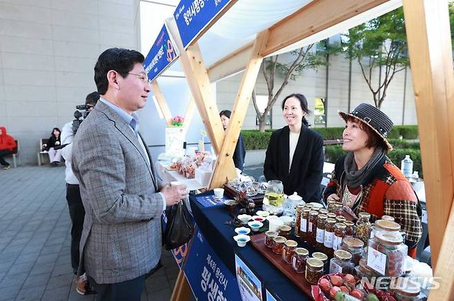 평생학습축제에서 플리마켓 부스를 둘러보는 이상일 시장.