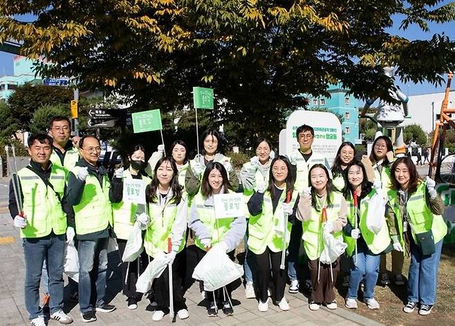 [수원=뉴시스] ‘함께 그린 행궁동’ 환경캠페인. (사진=수원문화재단 제공) 2023.10.22. photo@newsis.com *재판매 및 DB 금지