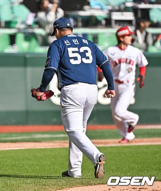 [OSEN=인천, 박준형 기자]3회말 실점 위기를 막은 NC 신민혁이 환호하며 그라운드를 내려가고 있다. 2023.10.22  / soul1014@osen.co.kr