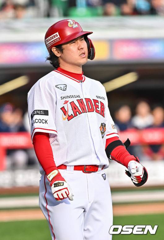 [OSEN=인천, 박준형 기자] 22일 인천 SSG랜더스필드에서 2023 KBO 준플레이오프 SSG 랜더스와 NC 다이노스의 경기가 열렸다.8회말 1사 2,3루 SSG 최정이 희생플라이를 날린뒤 아쉬워하고 있다.  2023.10.22  / soul1014@osen.co.kr