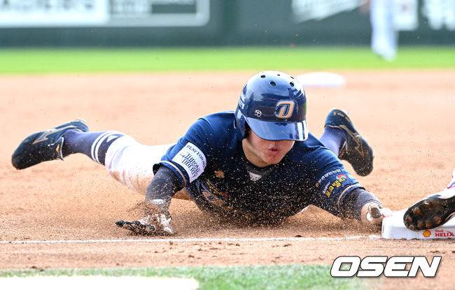 [OSEN=인천, 이대선 기자] 22일 인천 SSG랜더스필드에서 2023 KBO 준플레이오프 SSG 랜더스와 NC 다이노스의 경기가 열렸다.9회초 1사 2루에서 NC 2루주자 박민우가 도루에 성공하고 있다. 2023.10.22 /sunday@osen.co.kr