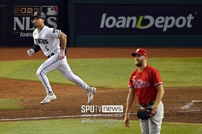 ▲ 알렉 토마스가 잭 휠러(오른쪽)에게 일격을 가했다.