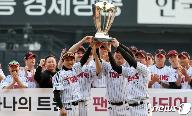 염경엽 감독과 주장 오지환, 김현수, 임찬규가 지난 15일 오후 서울 송파구 잠실야구장에서 열린 2023 신한 SOL KBO리그 LG 트윈스와 두산 베어스의 경기를 마치고 진행된 LG의 정규시즌 우승 트로피 수여 기념 행사에서 우승 트로피 세리머니를 하고 있다. /사진=뉴스1