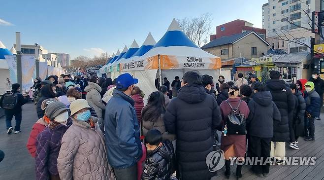 지난해 강릉 누들축제 찾은 인파 [연합뉴스 자료사진]